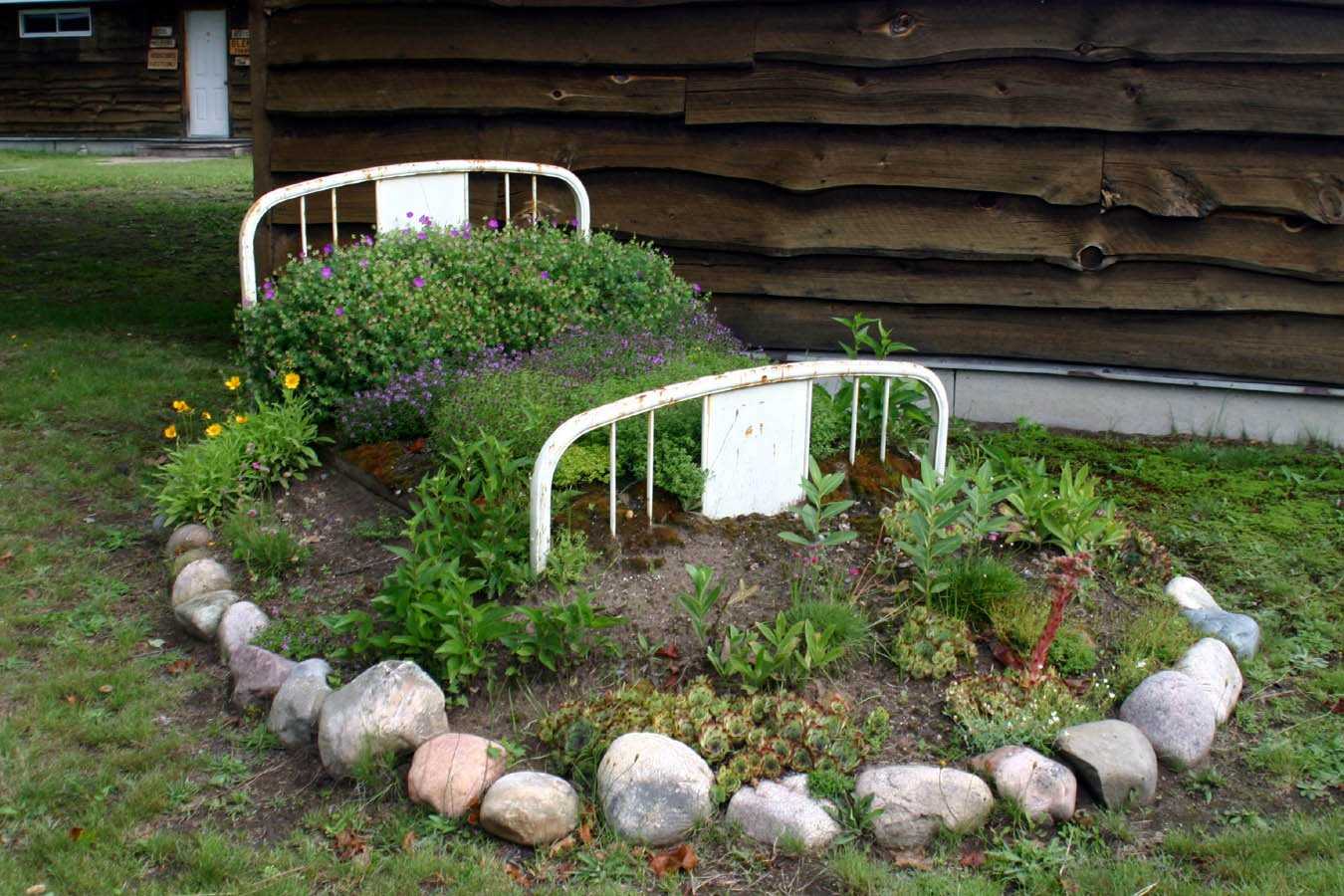 Создаем великолепные клумбы из подручных материалов